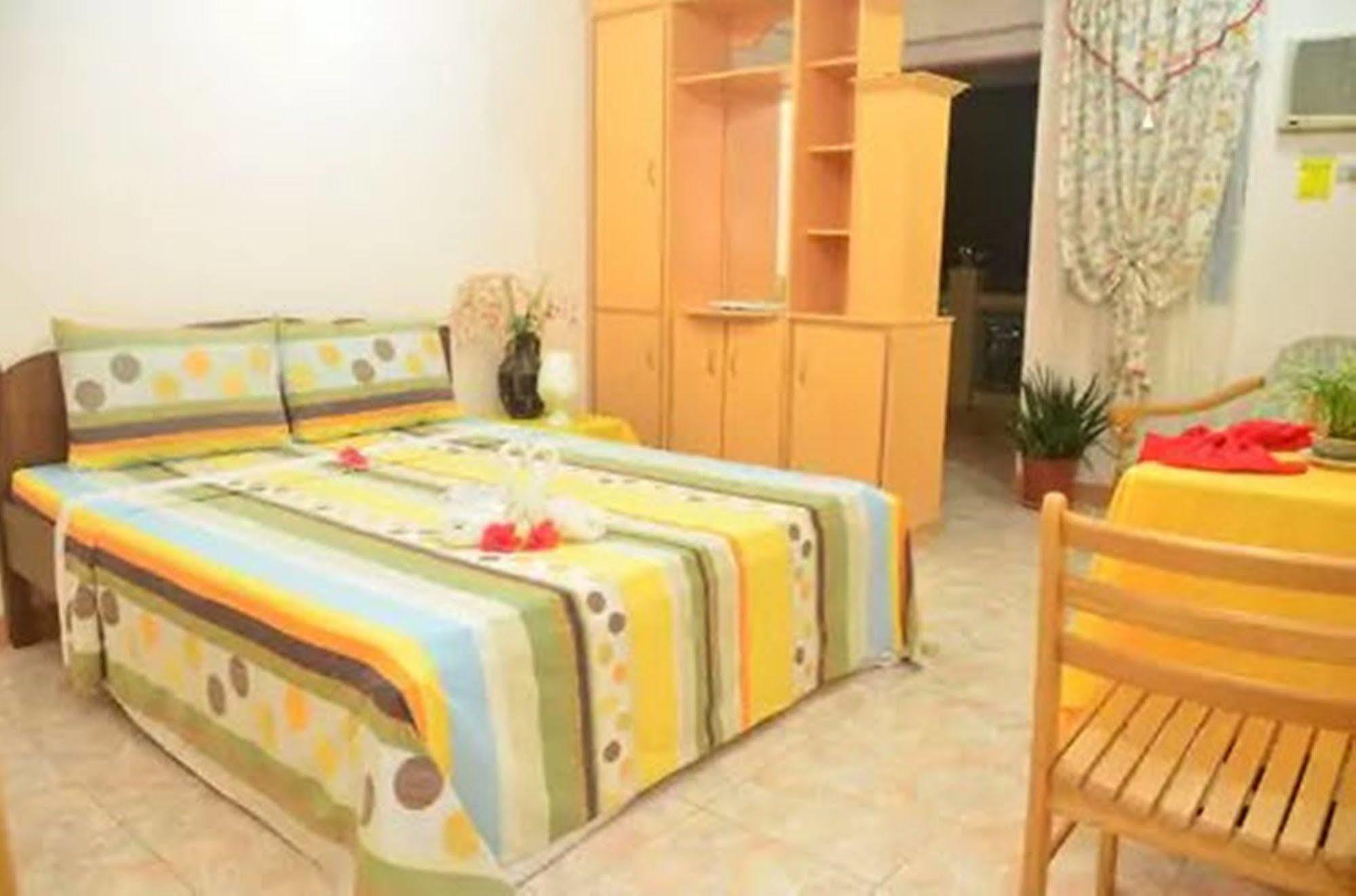 Apartelle De Francesca Puerto Galera Bagian luar foto