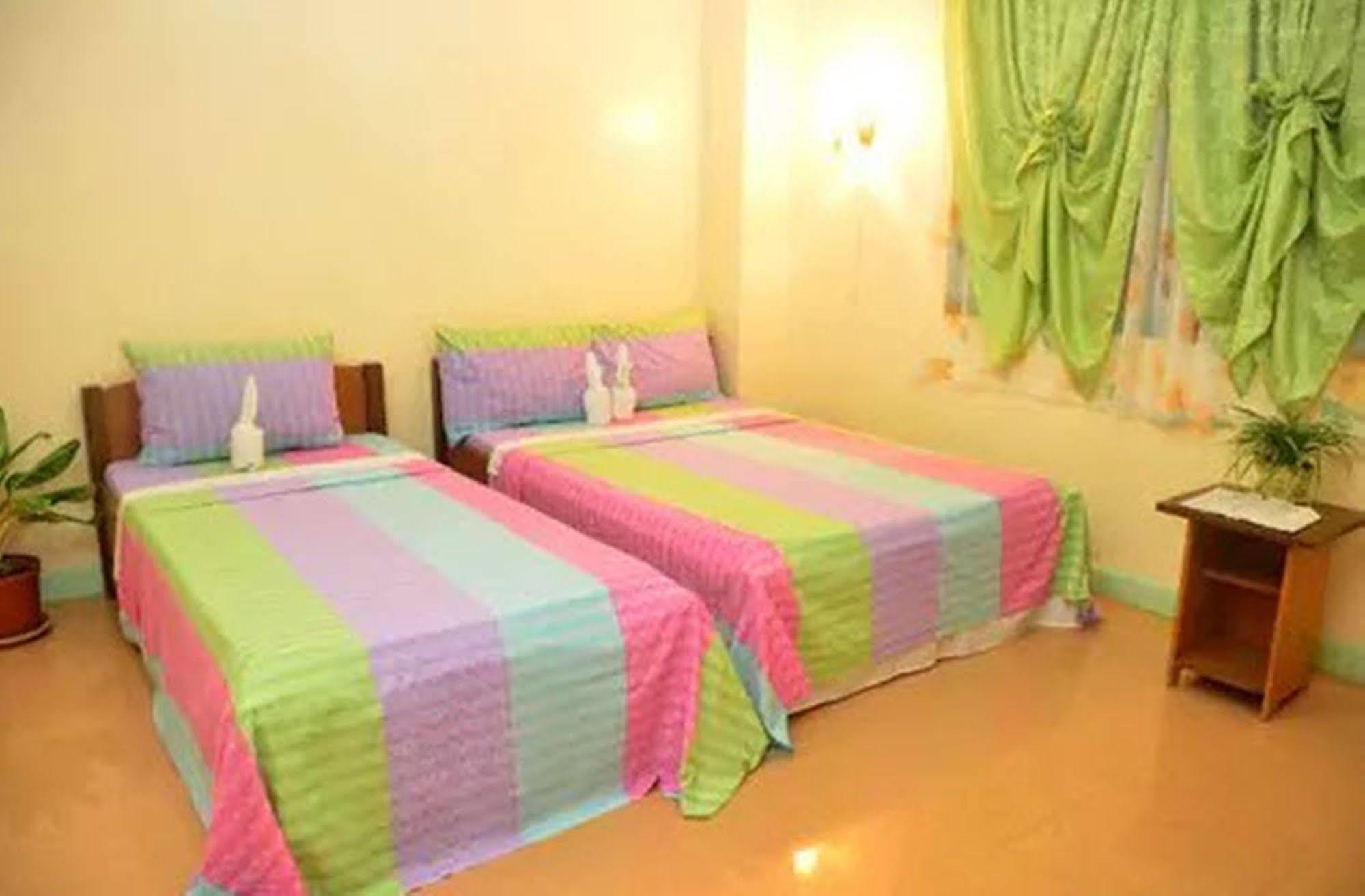 Apartelle De Francesca Puerto Galera Bagian luar foto